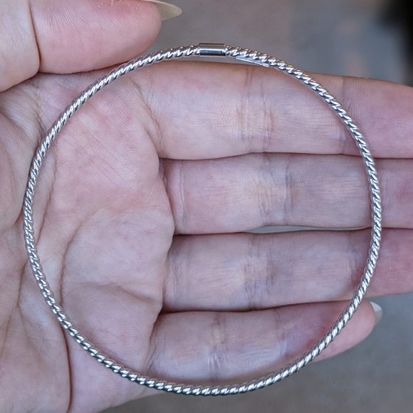 Jewelry - 10K solid white gold bangle